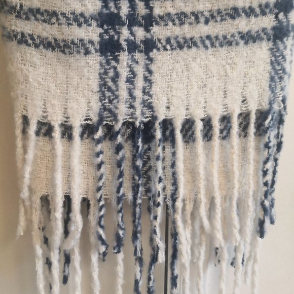 NWT Ardene fringed scarf - Picture 3 of 4